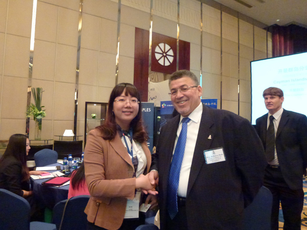 港豐集團(tuán)創(chuàng)辦人 魏曉嶸Wendy Wei與開(kāi)曼總統(tǒng)親切握手